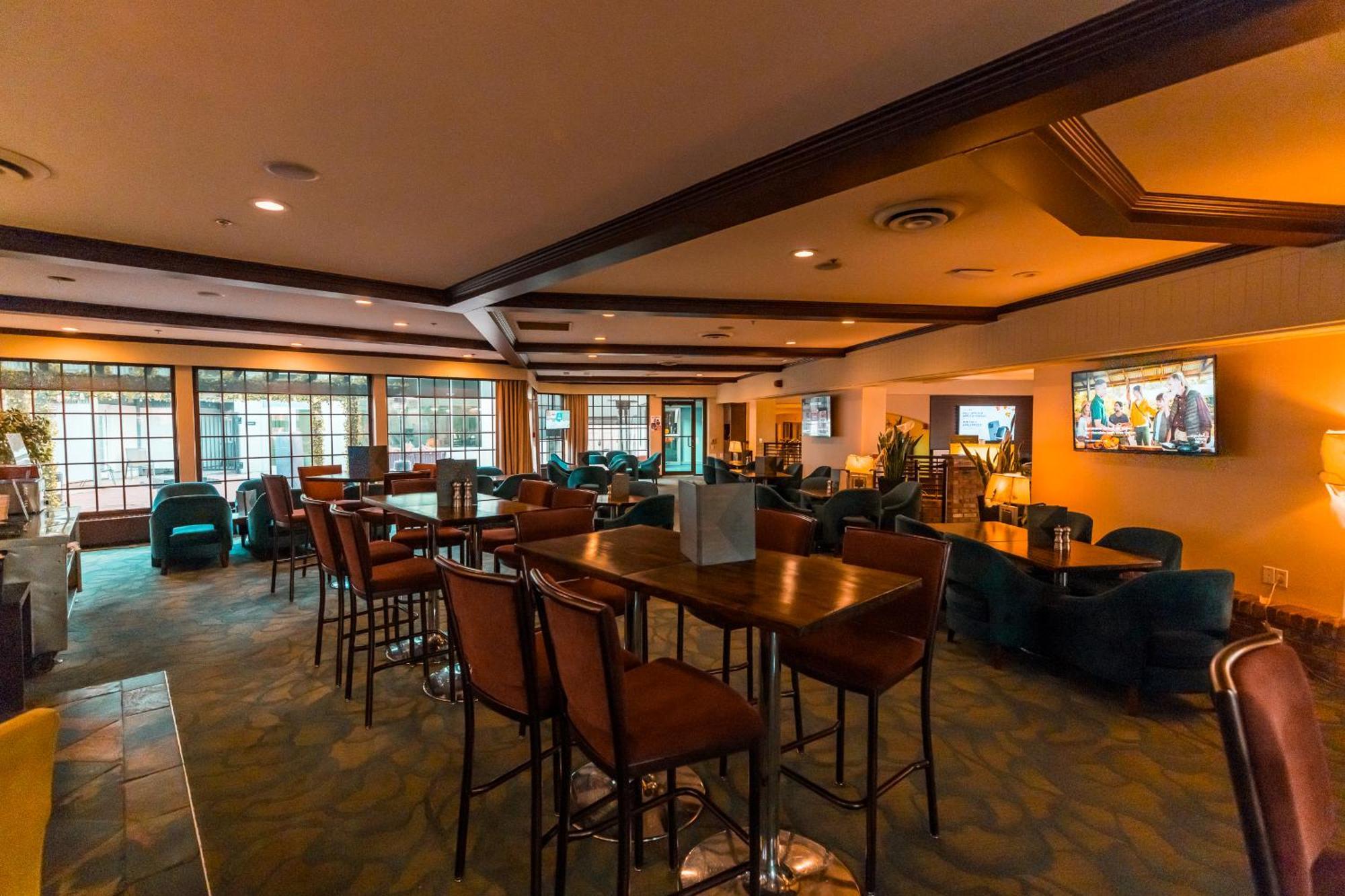 Red Deer Resort & Casino Екстериор снимка